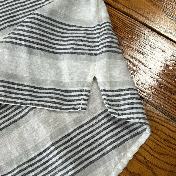 St. Tropez West 100% linen white and gray striped top. Front pocket, Size Large - Picture 4 of 10